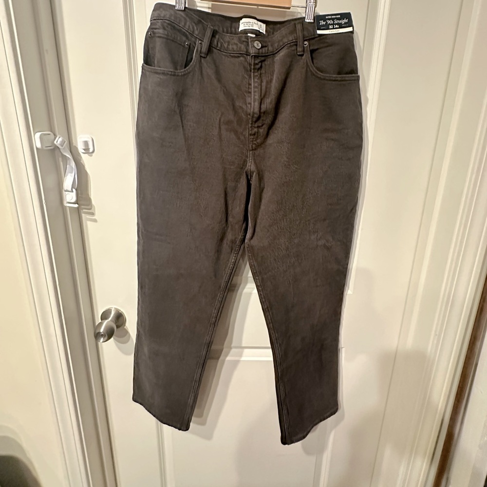 A&F Curvy Ultra High Rise 90s Straight Jean - Size 32  Short - Brown Color - NWT